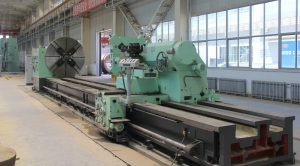 Heavy-duty horizontal lathe